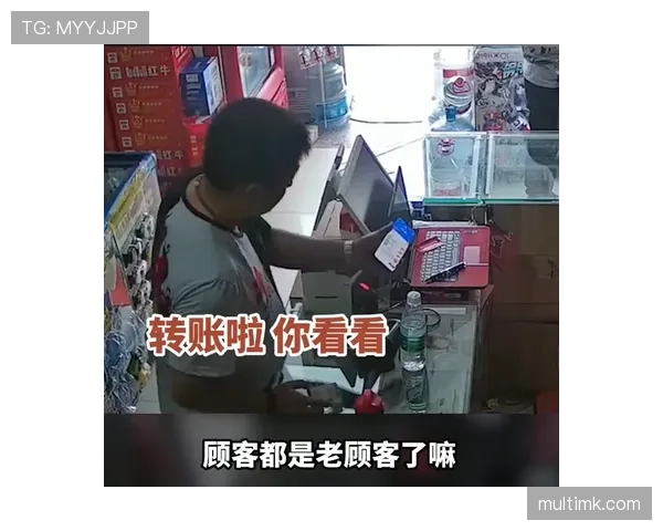 常园在咖啡馆随手掏出一沓黑卡给朋友买单，旁边顾客全当现场秀看着