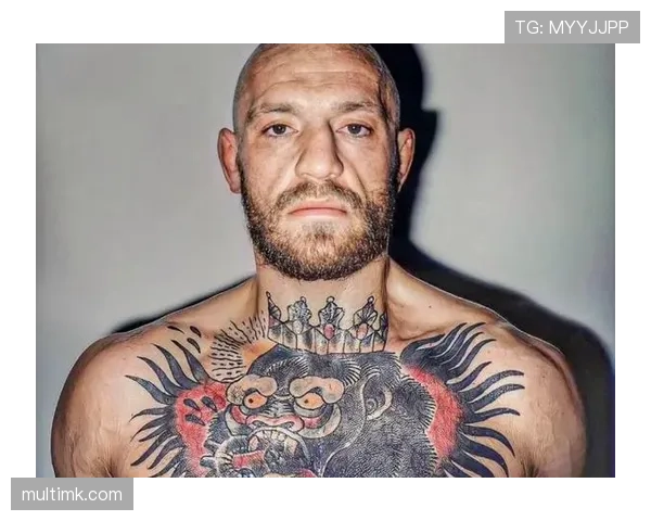 康纳·麦格雷戈排队买咖啡，手表一亮全队都成了背景