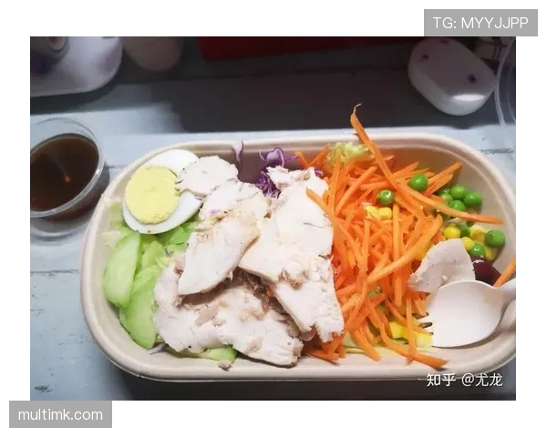 扬尼斯训练完直接啃鸡胸肉，这自律看得我手里的薯片都不香了
