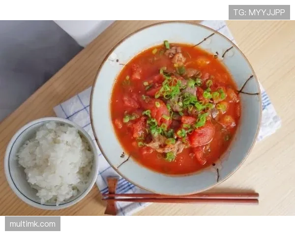 苏亚雷斯训练完回家吃晚饭，餐桌上摆着三块牛排、一整条烤鱼，还有一盘生菜——他只碰了生菜
